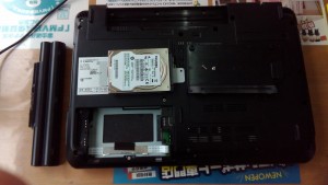 LIFEBOOK AH77/C (FMVA77CR) HDD取り出し