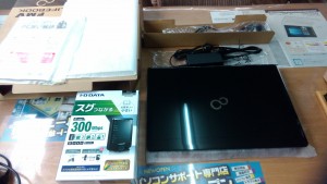 パソコン販売 FUJITSU LIFEBOOK WA2/A3 @WMVWA3A27B2とI-O DATA WN-G300R3