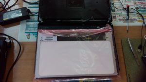 LIFEBOOK AH77/E 分解修理　液晶パネル交換