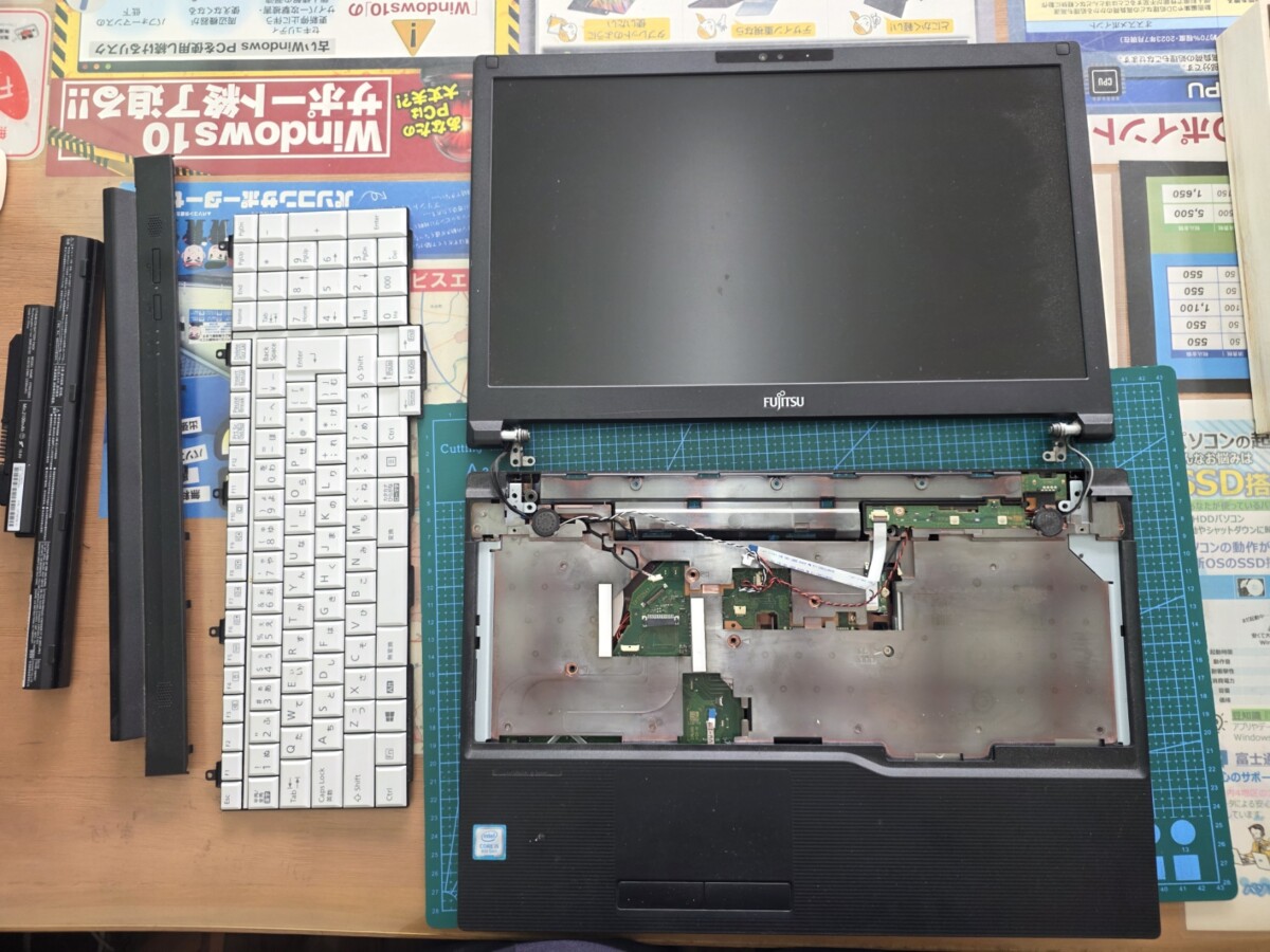 FUJITSU LIFEBOOK A579/BX 分解作業 キーボード取り外し