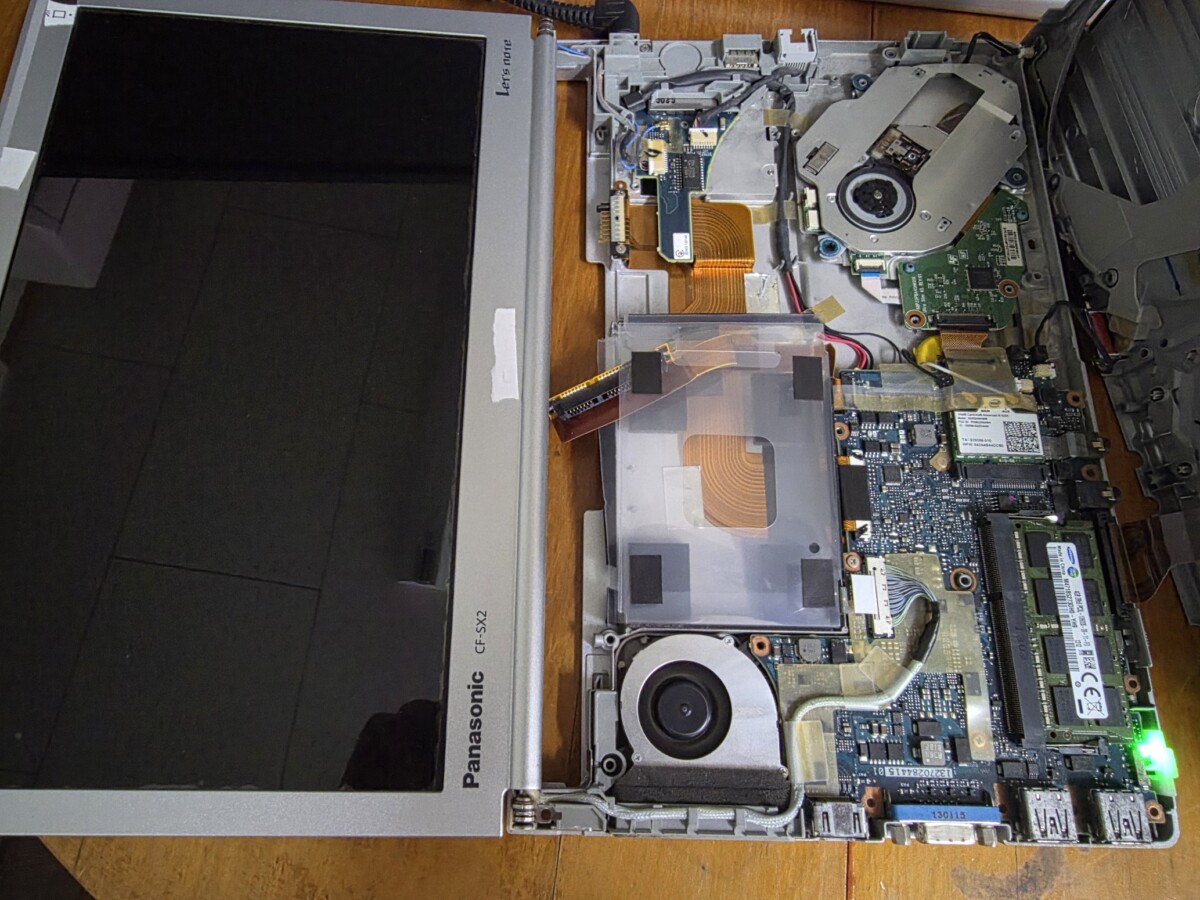 内部を確認しているPanasonic Let's note CF-SX2。液晶画面には何も表示されていない