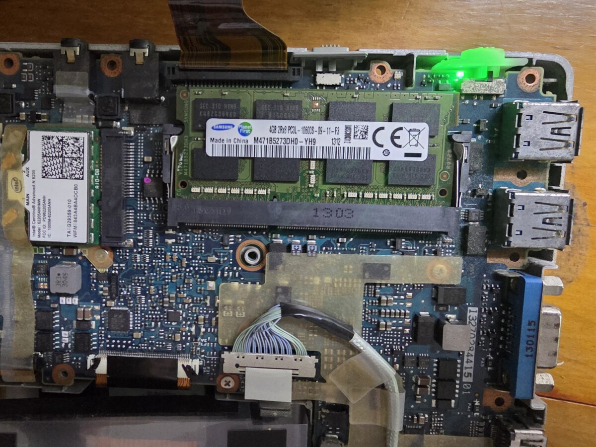 故障が疑われたメモリスロット周辺のクローズアップ。Samsung製4GBメモリモジュールが装着されている