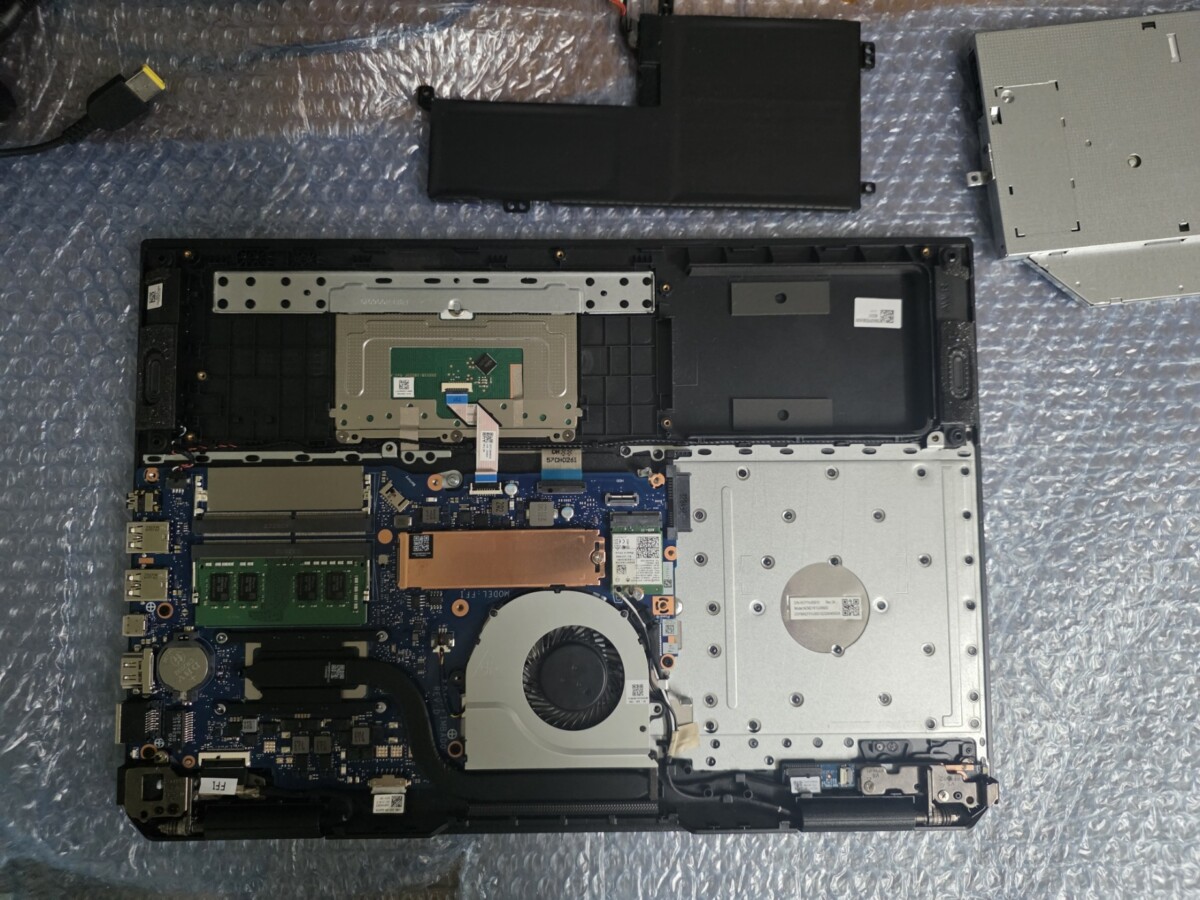 分解した内部全体の様子。マザーボード中央付近に冷却ファンが取り付けられているが、回転していない