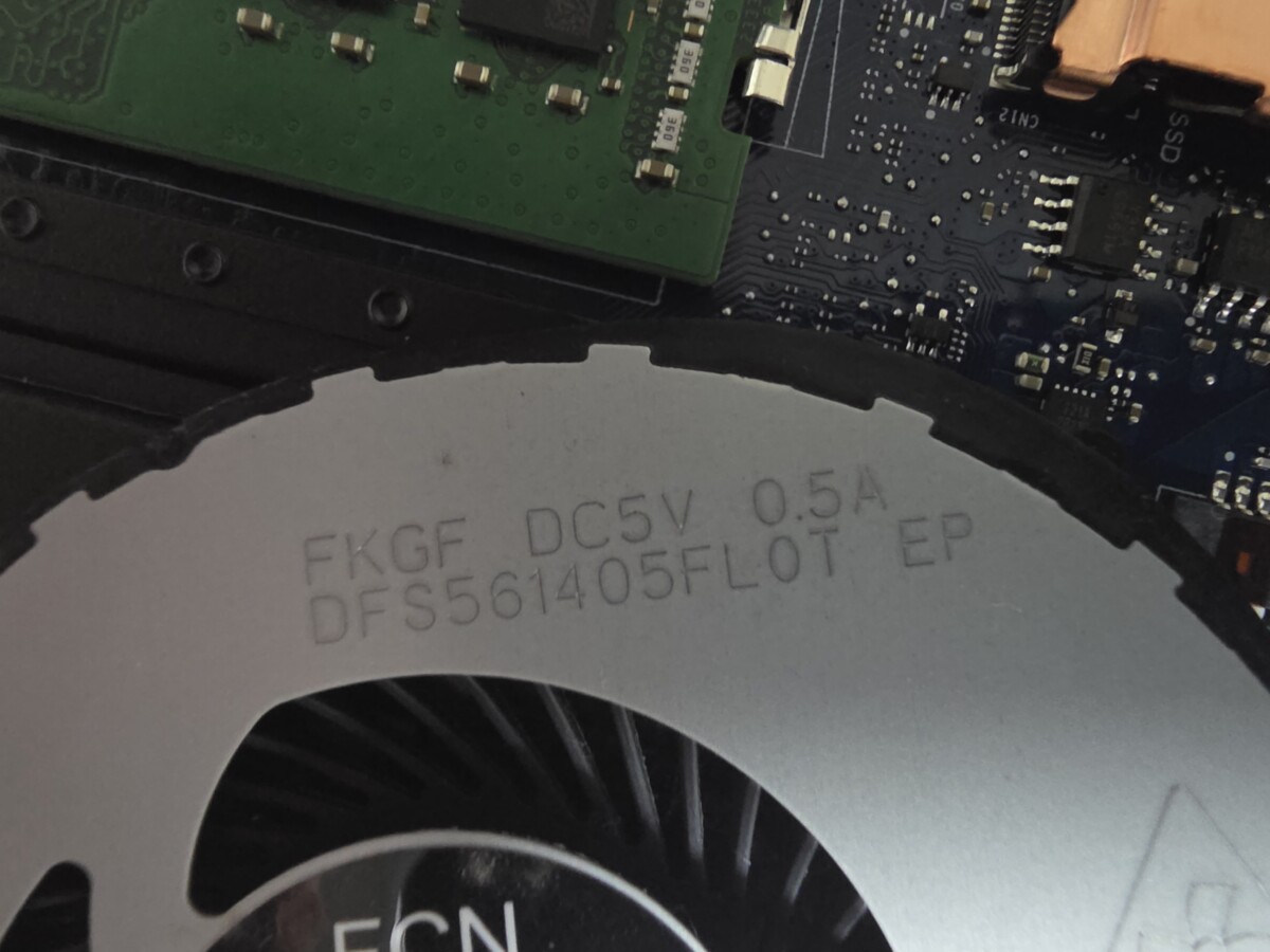取り外した冷却ファンの型番刻印部分を拡大したもの。「FKGF DC5V 0.5A」「DFS561405FL0T EP」の表示が確認できる