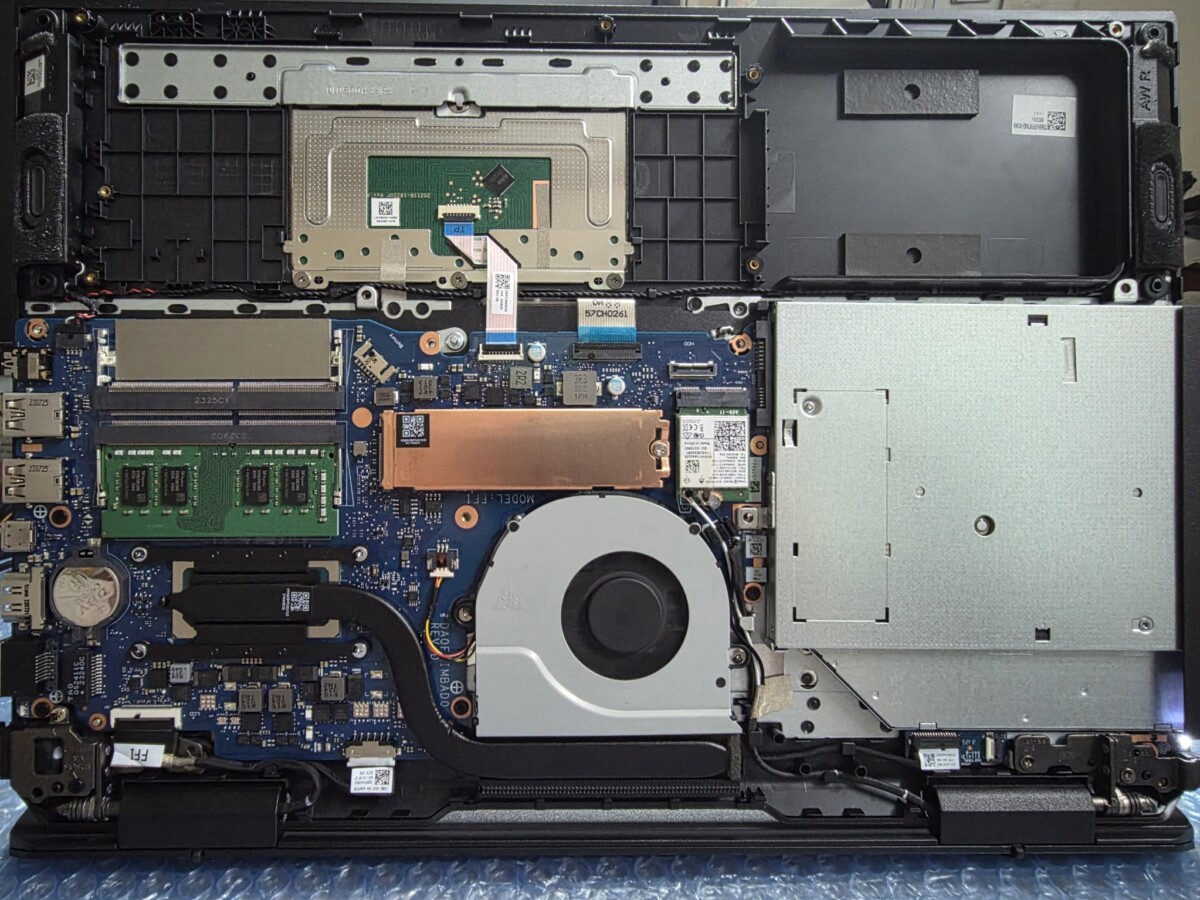 新しい冷却ファンを取り付け、仮組みの状態で電源を入れてファンの回転を確認している様子