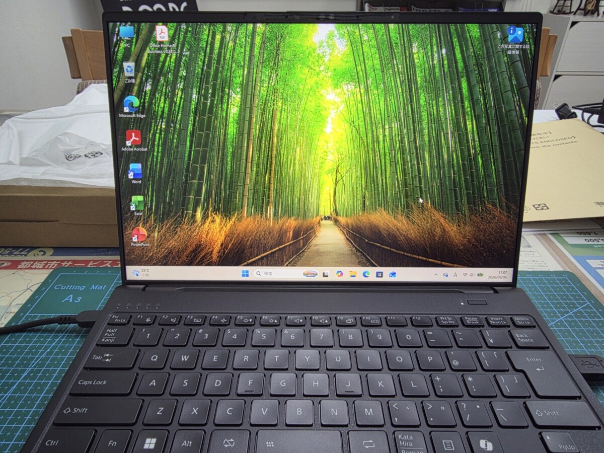 初期設定作業が一通り完了したデスクトップ画面。Word・Excel・PowerPoint・Adobe Acrobat・Office Home&Business 2024のアイコンが並んでいる